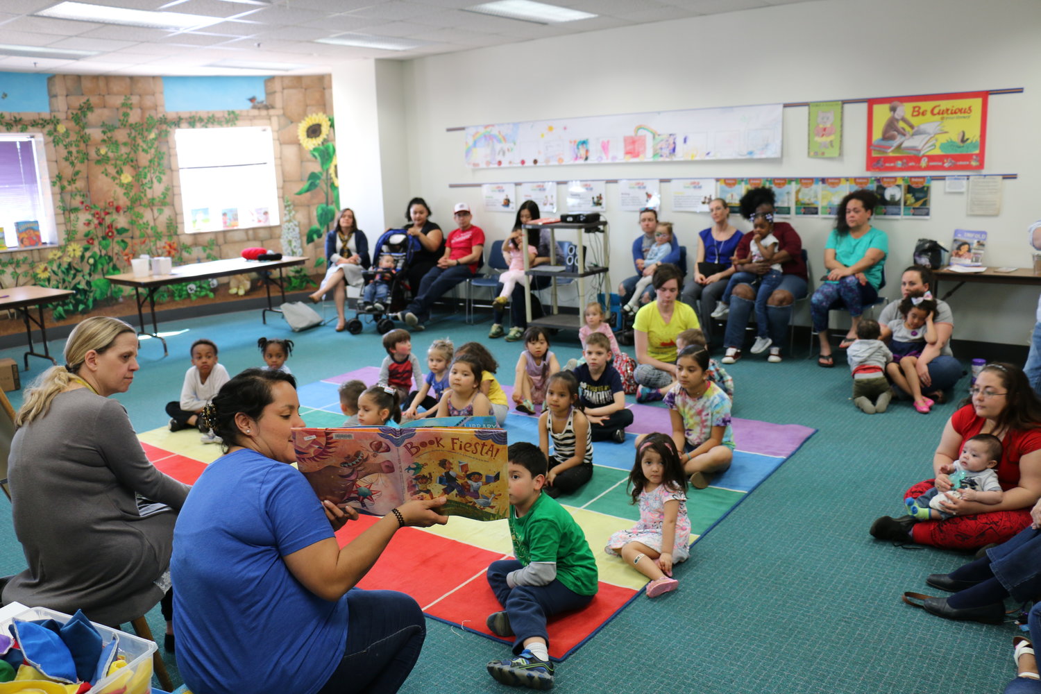 Bilingual storytime on El día de los niños at the Main Library. (Photo: Melody Lutz, SJCPL)