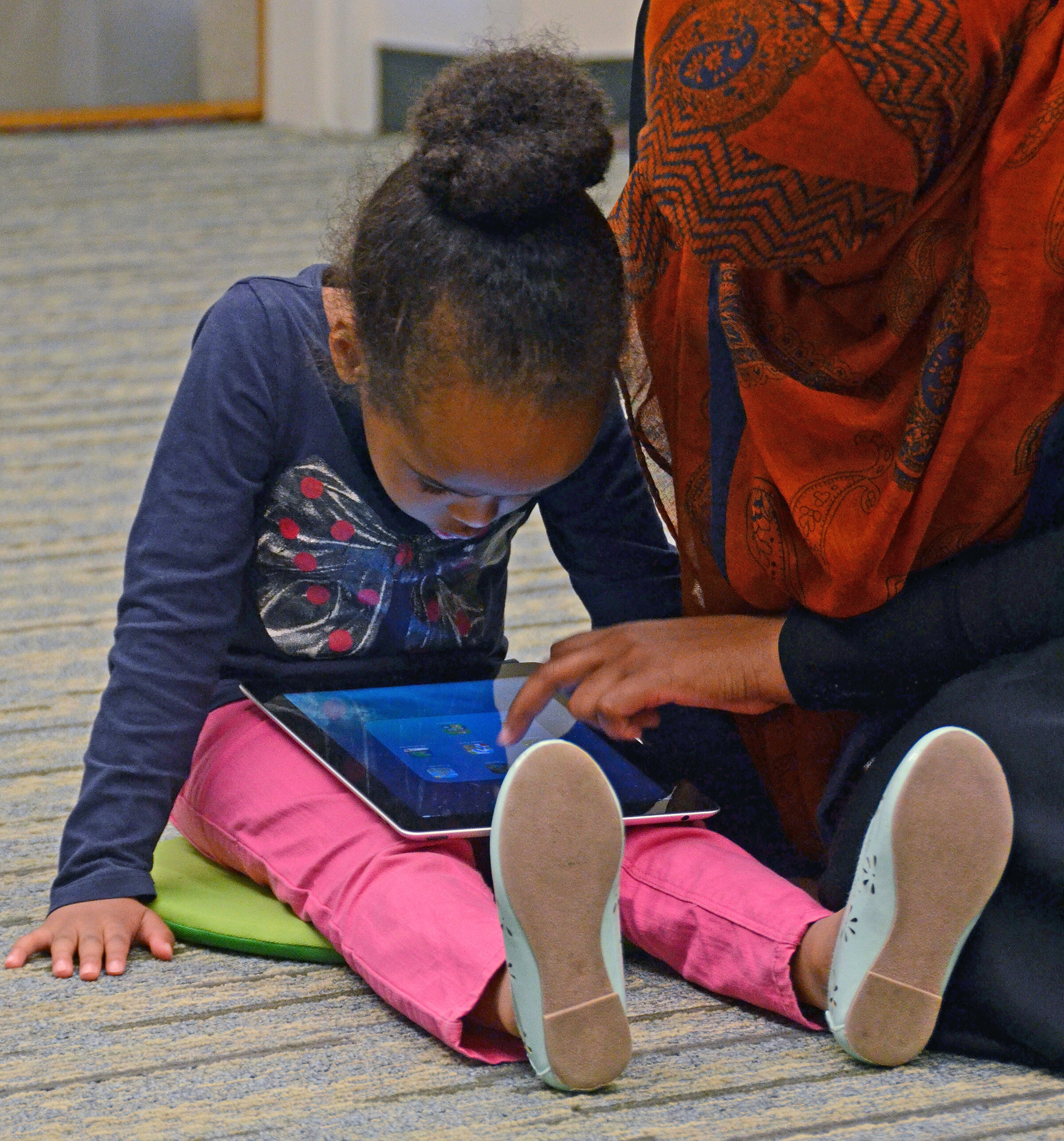 A Somali mom and child using the digital resources at the Dakota County Library (Photo: Dakota County Library)